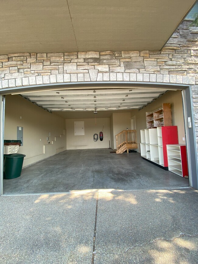 3-Car Garage - 757 W Lookout Ridge Dr