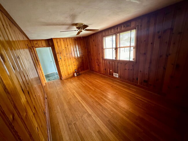 Building Photo - 2 Bedroom 1 Bath Near Chesapeake Square Area