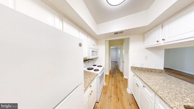 Building Photo - 18318 Streamside Dr