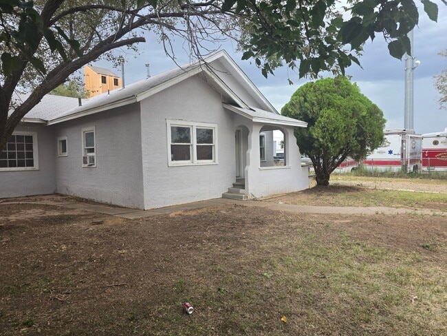 Building Photo - 312 S Avenue B