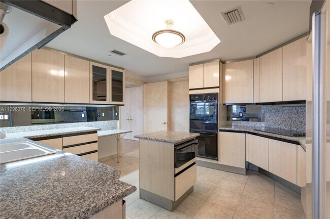 Foto del edificio - 445 Grand Bay Dr