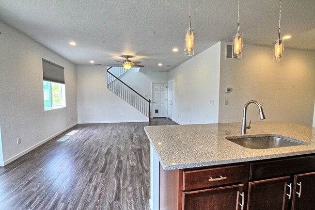 Building Photo - 3 bed 2.5 bath Crystal Valley Ranch home b...