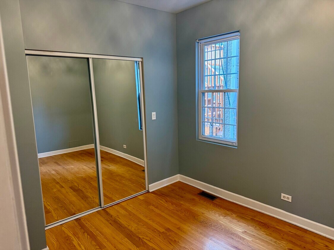 Foto del edificio - 1957 W Race Ave