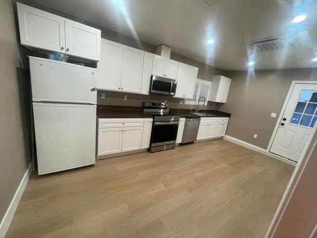 Building Photo - 7571 Frazer Dr