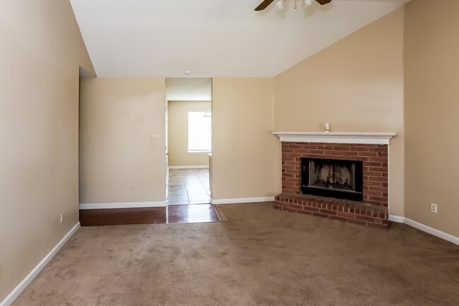 Building Photo - 6719 Ross Manor Dr