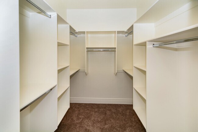 Foto del edificio - Luxury 5 Bedroom 3 Bath with Upscale Ameni...