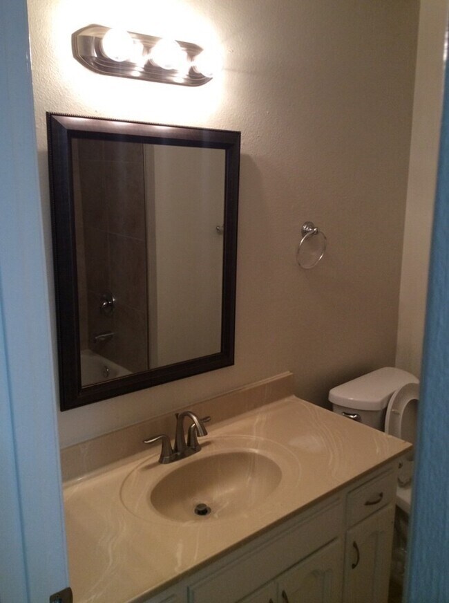 Foto del edificio - STOP BY, PEEK THROUGH THE WINDOWS AND EXPLORE THE AREA!