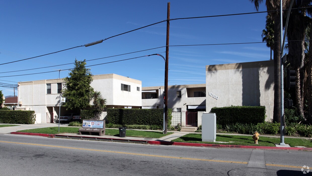 Foto principal - 10700 Louise Ave