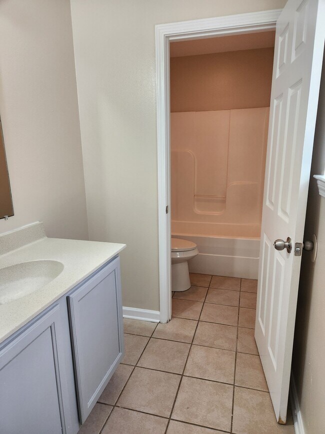 Foto del edificio - 5315 McClelland Dr