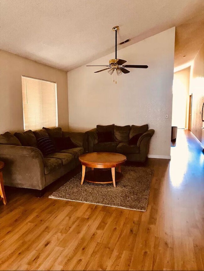 Foto del edificio - 4 Bedroom 2 Bath House in M Section of Rohnert Park