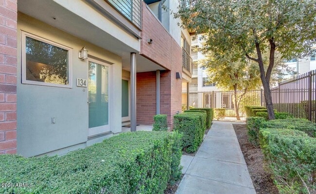 Building Photo - 525 W Lakeside Dr