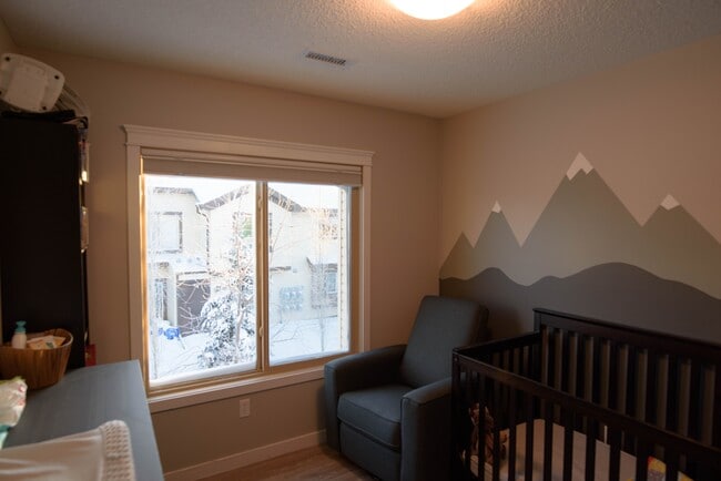 Building Photo - 602-662 62 St SW