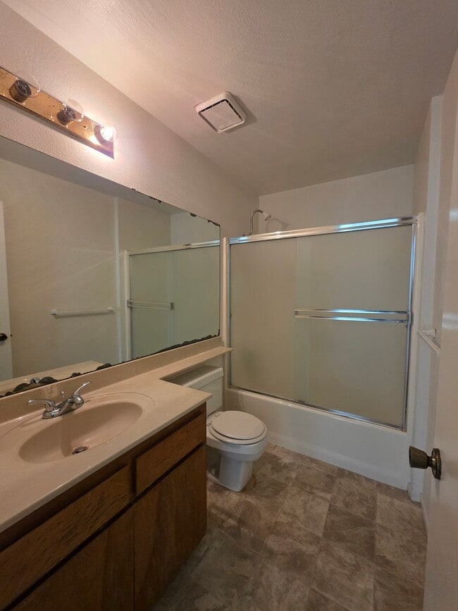 Building Photo - 1128 N Manzanita St