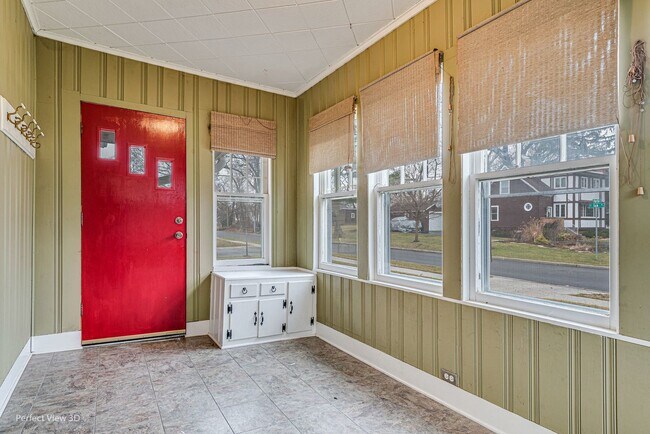 Building Photo - 302 E Oak St