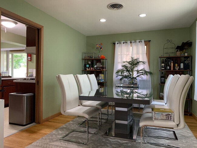 Foto del edificio - NOW Leasing!