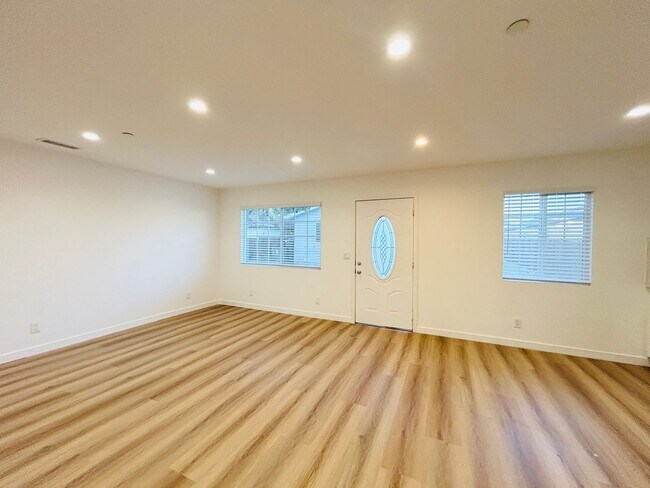 Foto del edificio - Spacious 6-Bedroom with Private Yard & Parking in Sylmar!