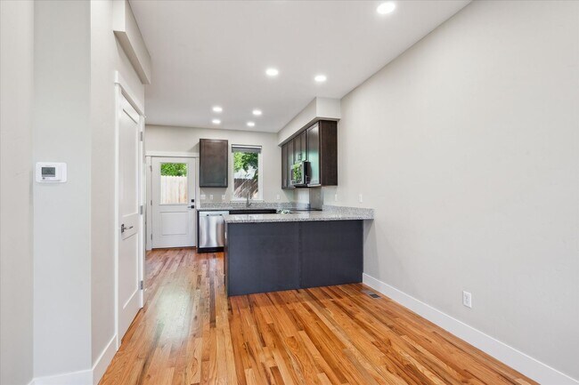 Foto del edificio - 4 Bedroom 3 Bath in Denver with Rooftop Pa...