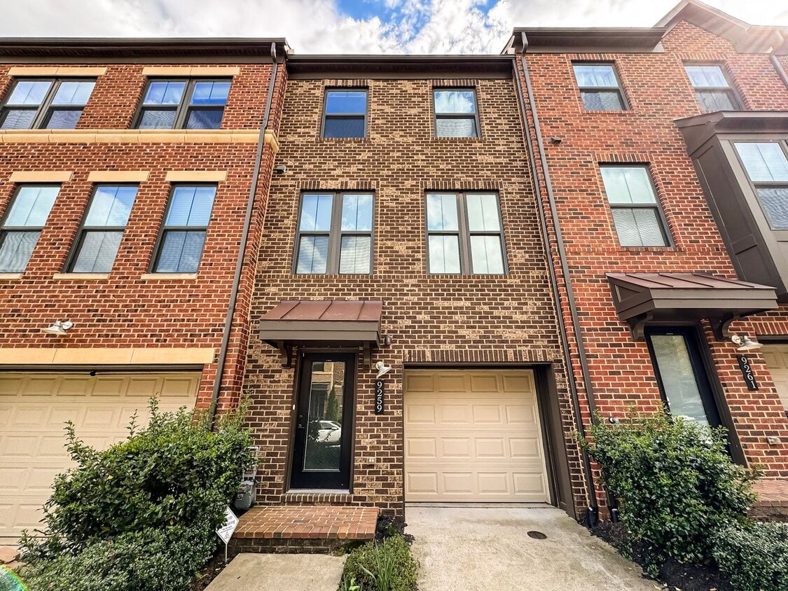 Primary Photo - Stunning 3 Bed 3.5 Bath Townhome With Atta...