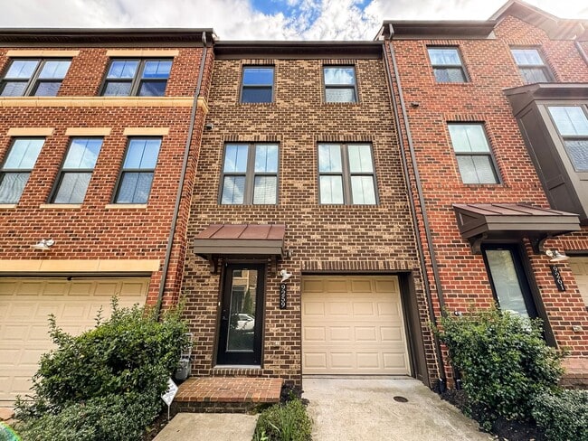 Stunning 3 Bed 3.5 Bath Townhome With Atta... - Stunning 3 Bed 3.5 Bath Townhome With Atta...