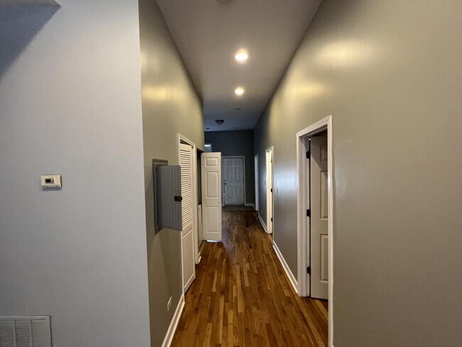 Building Photo - 3 bedroom in Chicago IL 60622