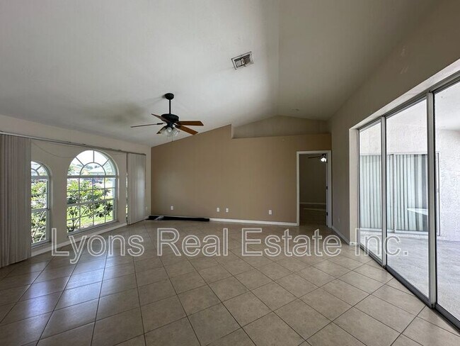 Foto del edificio - 8397 Bahamas Rd