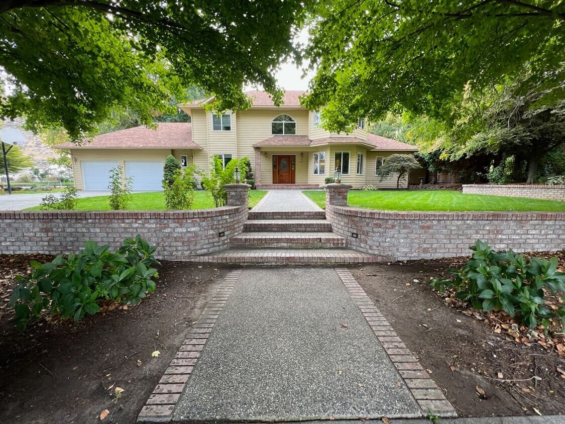Primary Photo - Beautiful family home in great location! P...