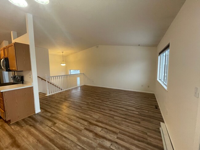 Building Photo - 3 Bed, 2 Bath Townhome with Fenced in Back...