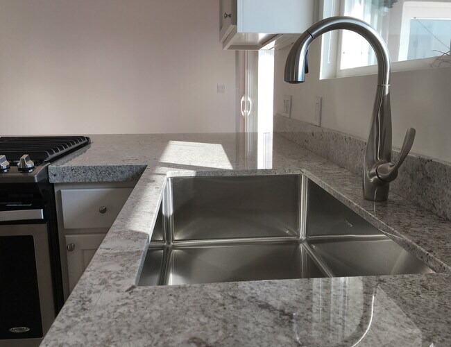 Building Photo - 646 Island View Dr