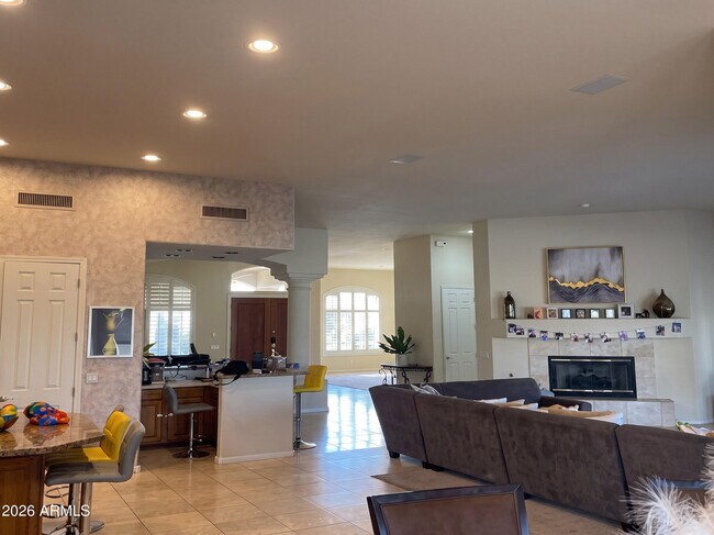 Foto del edificio - 1081 N Brandon Dr