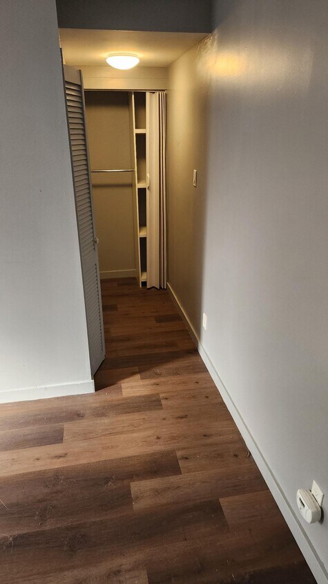 Photo du bâtiment - Bachelor Apartment available on The Kingsway