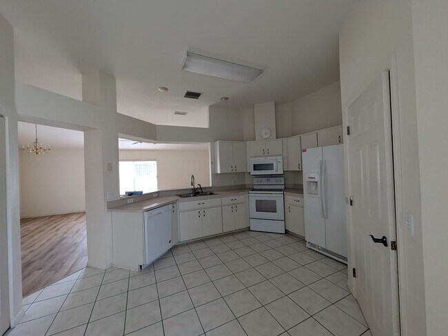 Building Photo - Lovely Oakwood Village Home
