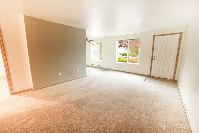 Living room - Quail Hollow Apartments