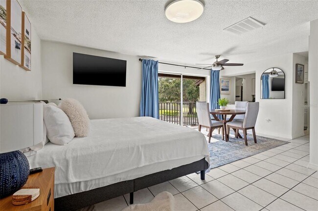 Foto del edificio - 4215 E Bay Dr