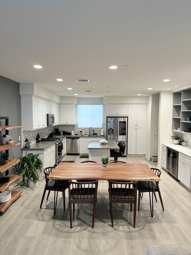 Dining area and kitchen - 905 Hoyt Ct