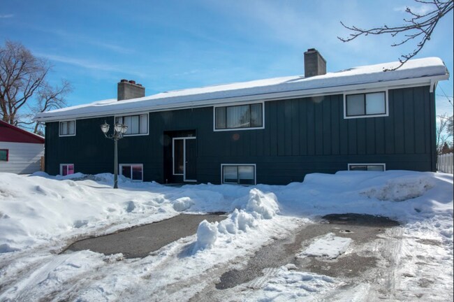 Building Photo - 102 E Hattie Ave
