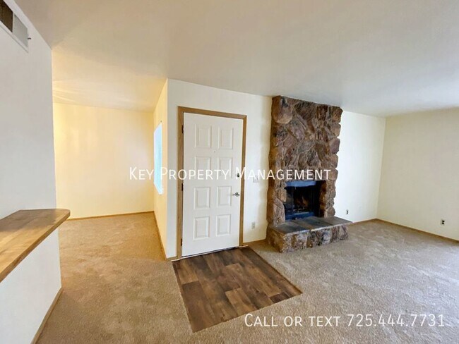 Foto del edificio - 2 BEDROOM HENDERSON CONDO!