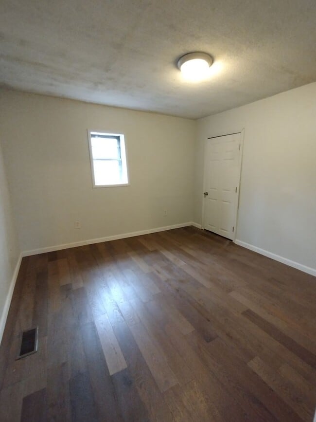Building Photo - Newly Remodeled House in Rossville