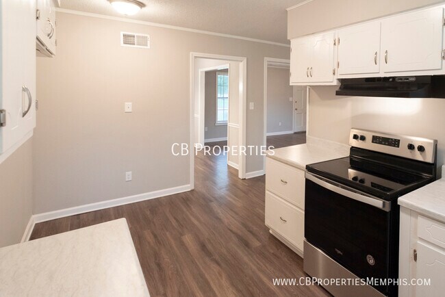 Building Photo - 985 Farmington Dr N