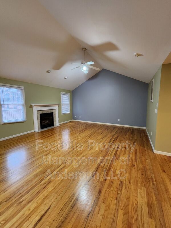 Building Photo - 102 Circle Dr