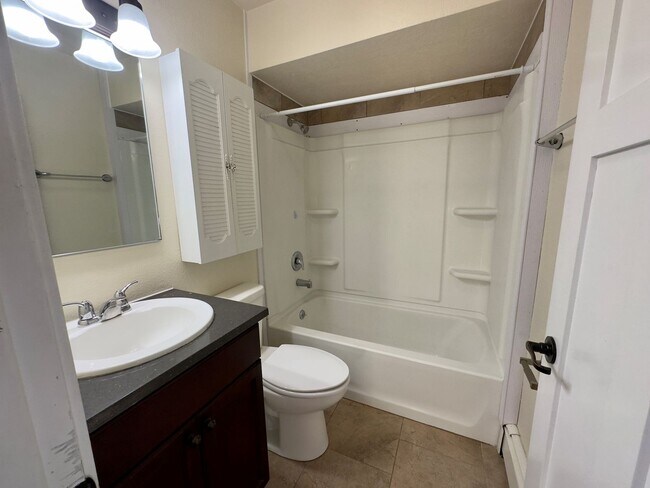 Foto del edificio - Blaine Avenue Apartments