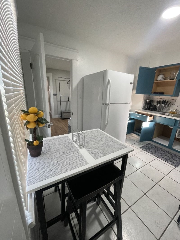 Building Photo - 1308 N Gladstone Ave