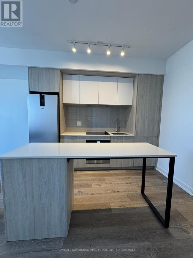 Photo du bâtiment - 395 Square One Dr