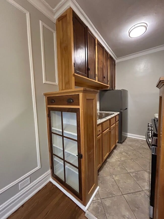 Building Photo - Edgewater Studio with Heat and Cooking Gas Included ~ No Security Deposit ~ Cat Friendly