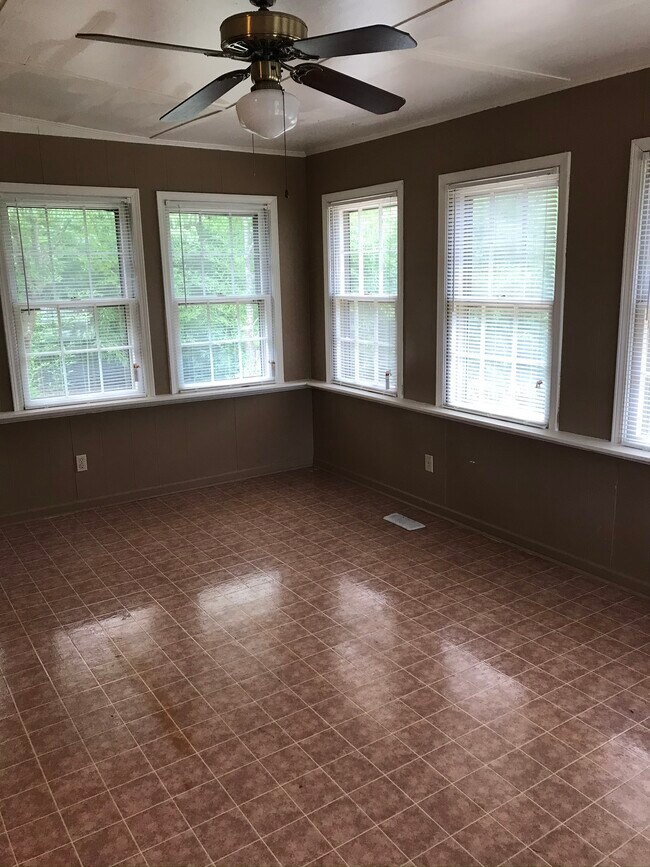 Bonus!!! SUN ROOM - 124 Northgate St