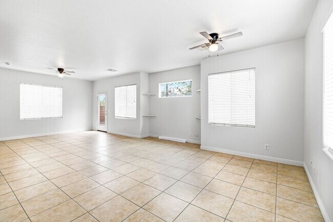 Foto del edificio - Inviting 3-Bedroom Home with Oversized Loft in Gated Southwest Community