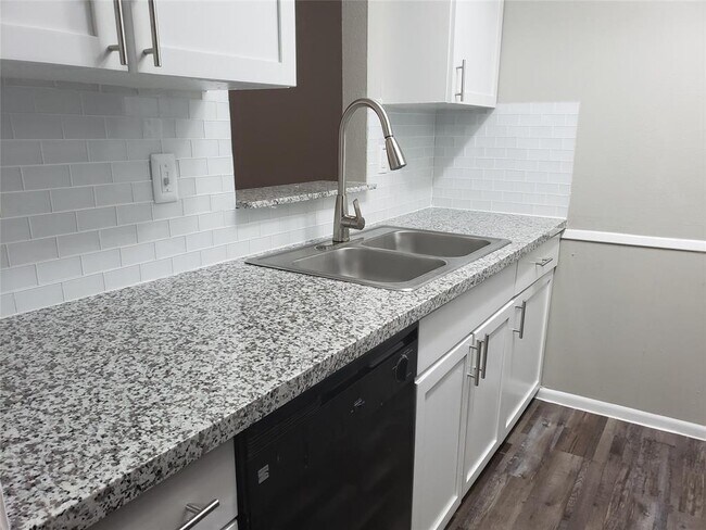 Building Photo - 530 Rockingham Dr