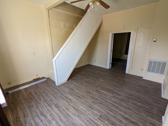Building Photo - 803 Elm St