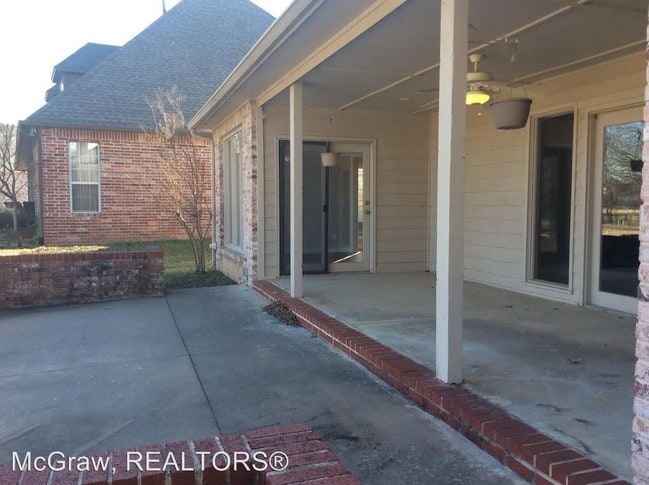 Building Photo - 405 S Forest Ridge Blvd