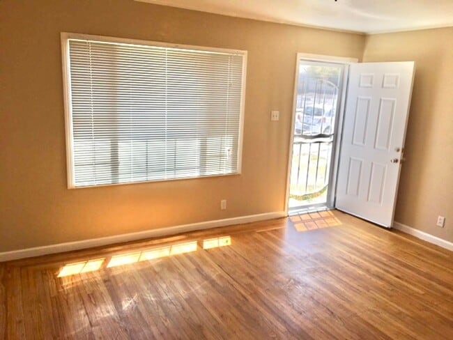 Foto del edificio - Great 3 bed 1.5 bath House with Garage in ...
