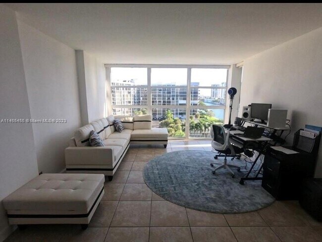 Foto del edificio - 400 Leslie Dr